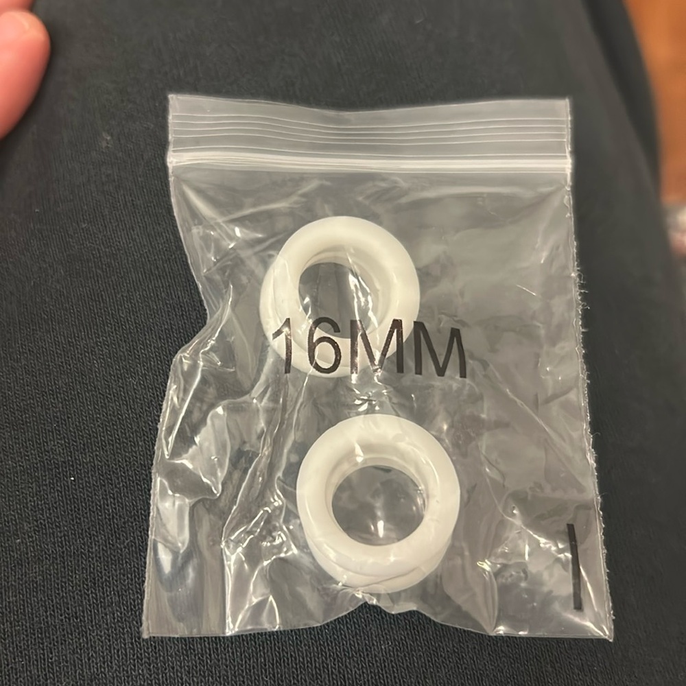 Silicone eyelet tunnels white